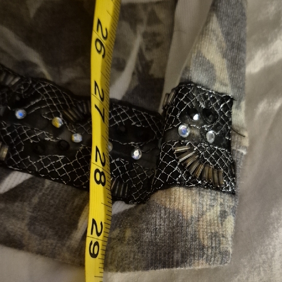 Silver Gray Puff Sleeve Graphic Blouse - Picture 7 of 8